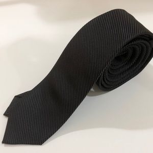 EXPRESS MEN’s TIE. BLACK.  SLIM/THIN. 100% SILK